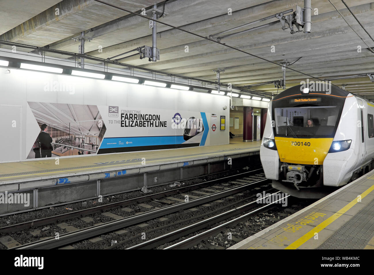 Farringdon Elizabeth Line Crossrail Plakat & Zug auf den Gleisen mit Frau Fahrer am Farringdon Bahnhof in London England UK KATHY DEWITT Stockfoto