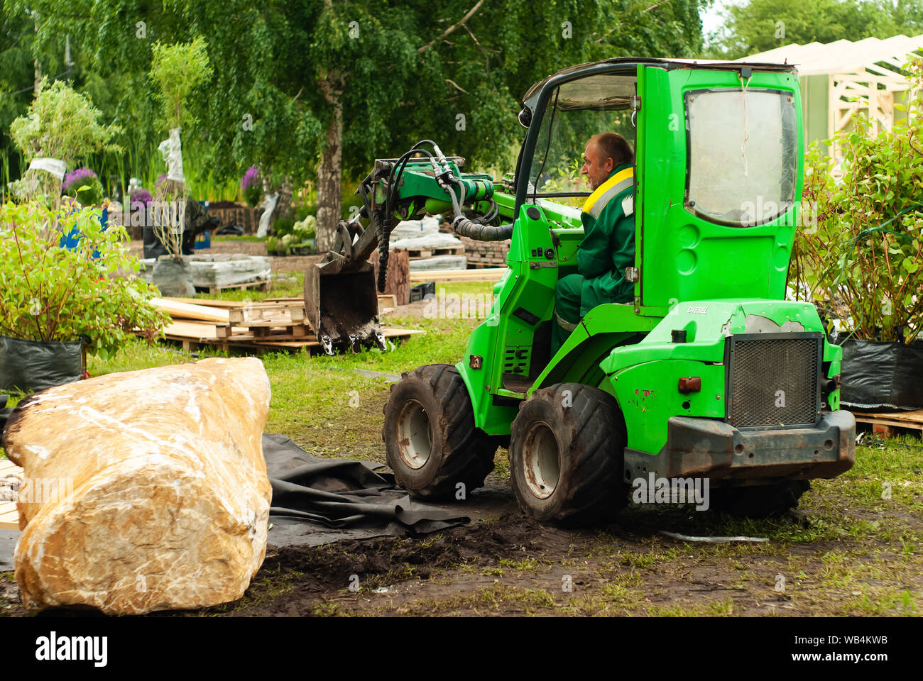 Perm, Russland - Juli 12, 2019: Mini Bagger worker, Landschaft design Stockfoto