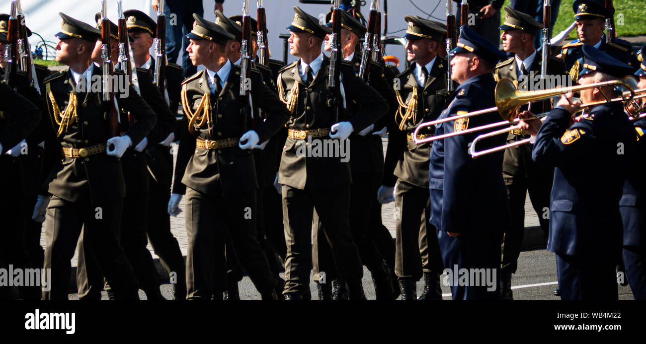 Die marschmusik während der Feiern. Präsident Wladimir Zelensky, Führer der Staat, Militär, APU, Freiwilligen, Sportler, prominente Ukrainer und andere Teil in der Prozession der Würde nahm zum 28. Jahrestag der Unabhängigkeit der Ukraine in Kiew statt. Stockfoto