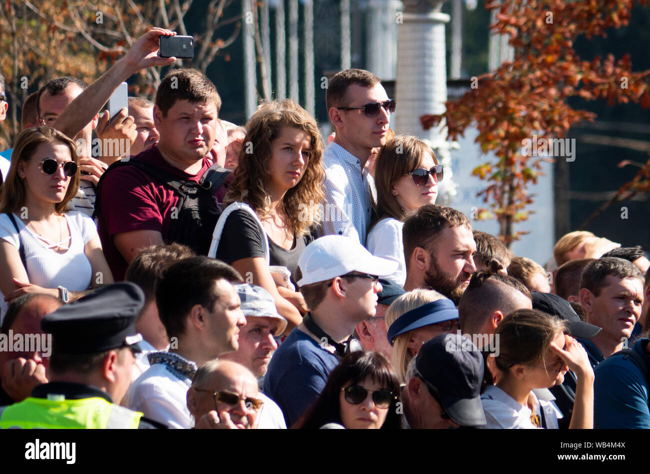 Die ukrainer beobachten die Prozession der Würde. Präsident Wladimir Zelensky, Führer der Staat, Militär, APU, Freiwilligen, Sportler, prominente Ukrainer und andere Teil in der Prozession der Würde nahm zum 28. Jahrestag der Unabhängigkeit der Ukraine in Kiew statt. Stockfoto