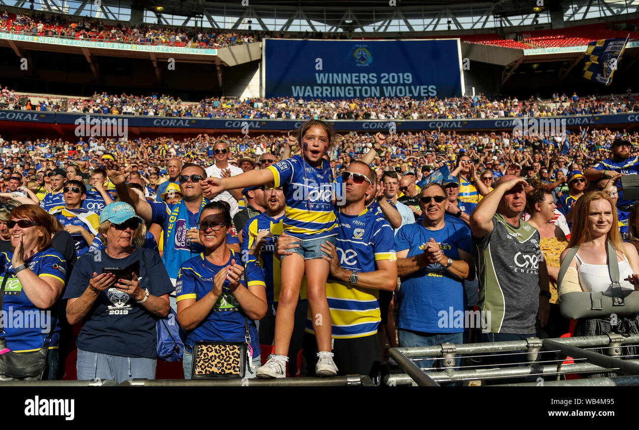 Warrington Fans feiern den Gewinn der Coral Challenge Cup Finale im Wembley Stadion, London. Stockfoto