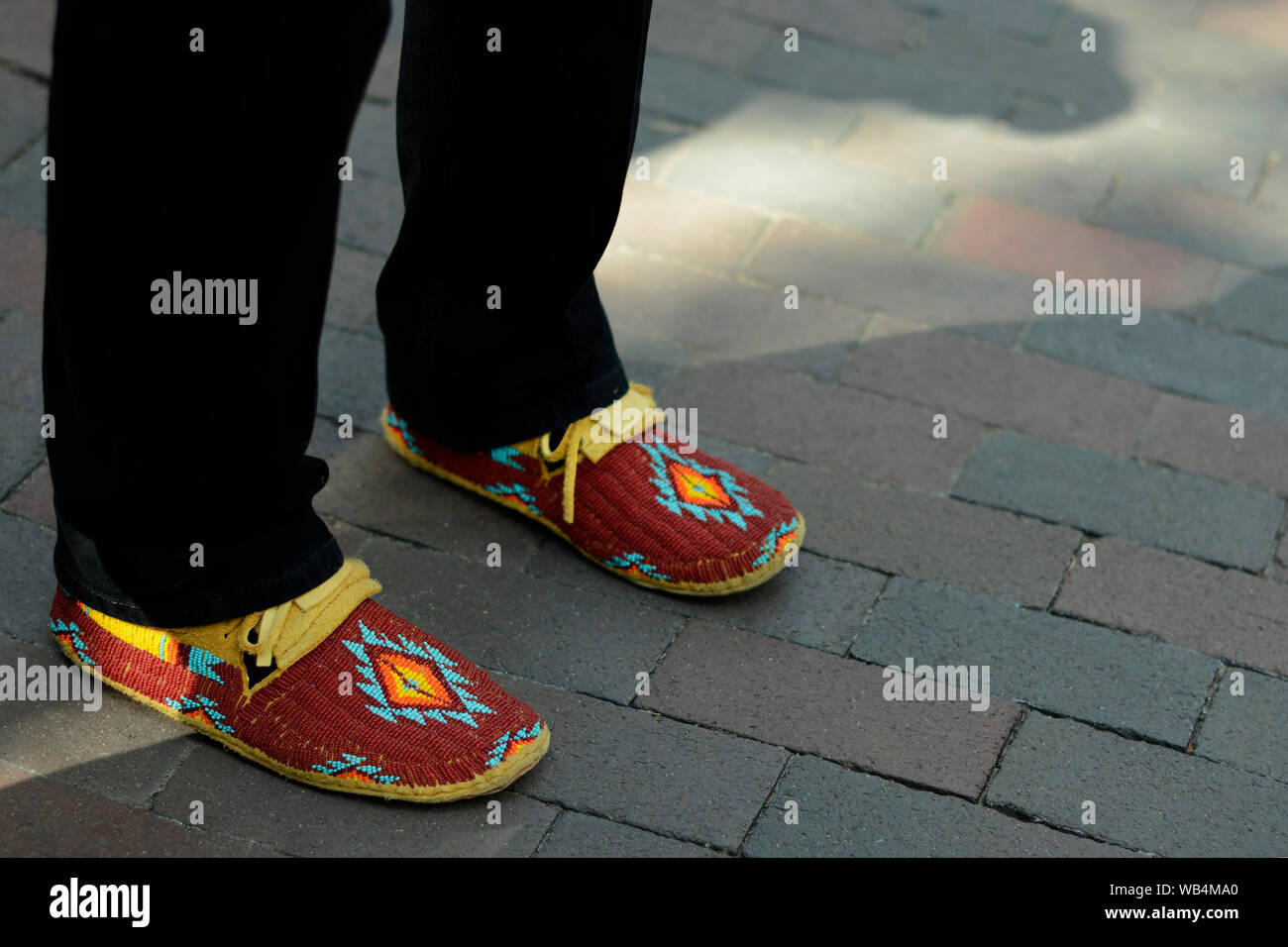 Beaded moccasins -Fotos und -Bildmaterial in hoher Auflösung – Alamy