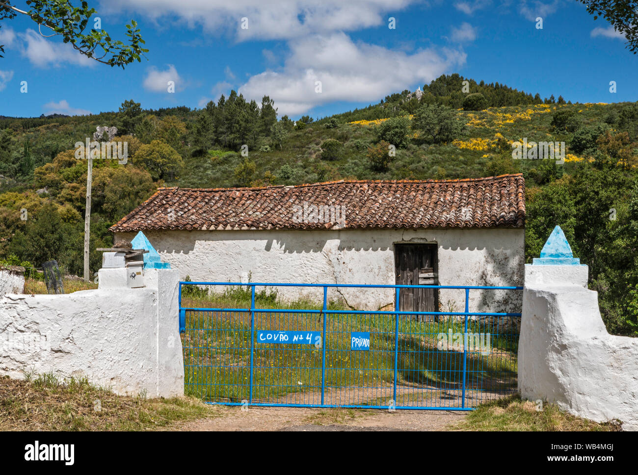 Alte Gebäude, das Gate auf der Farm in der Nähe von Sao Salvador da Aramenha, Serra de Sao Mamede Naturpark Alto Alentejo, Portugal Stockfoto