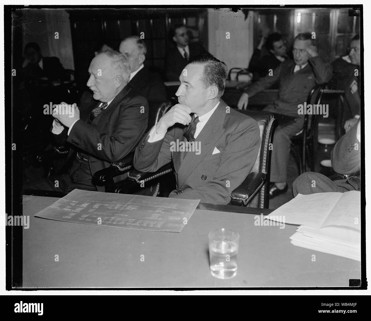 Edsal [d. h. Edsel Ford] in Frage gestellt an Senat rail Anfrage. Washington, D.C., 7. Edsel Ford, Präsident der Ford Motor Co., heute erklärte der Senat der Anfrage, daß die Furten der Detroit Toledo und Ironton Railroad im Jahr 1929 wegen der Beschränkungen durch die Interstate Commerce Kommission verkauft. Die wichtigste Einschränkung wurde das ICC damit alle Eisenbahnen mit schwerer Ausrüstung. Ford fordert sie, dass die Nutzung der leichten Ausrüstung eine gute Sache im Allgemeinen für Eisenbahnen, 1/7/38 Abstract / Medium: 1 Negativ: Glas; 4 x 5 in. oder kleiner Stockfoto