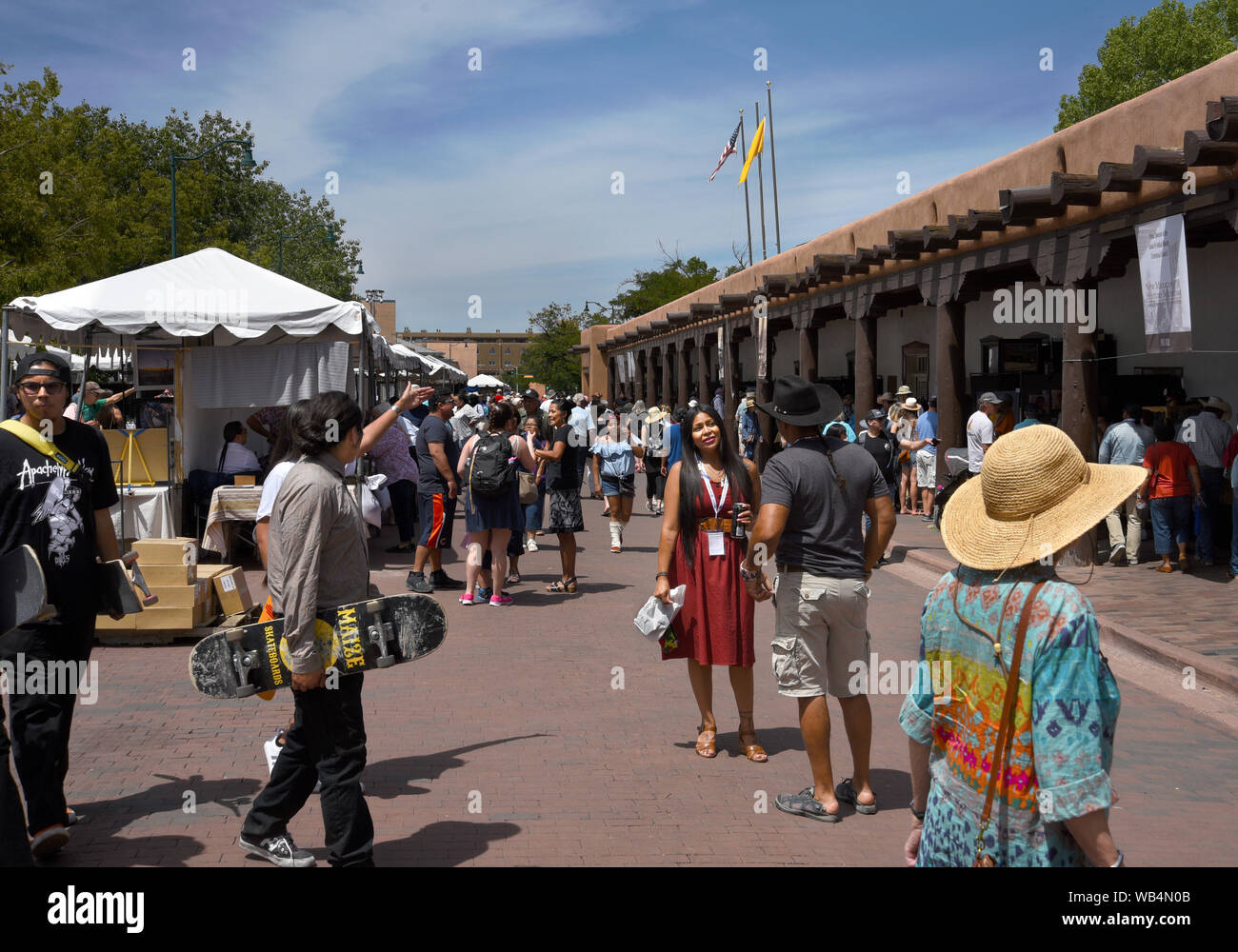 Touristen genießen den Besuch der jährlichen Santa Fe indischen Markt in New Mexico USA. Stockfoto