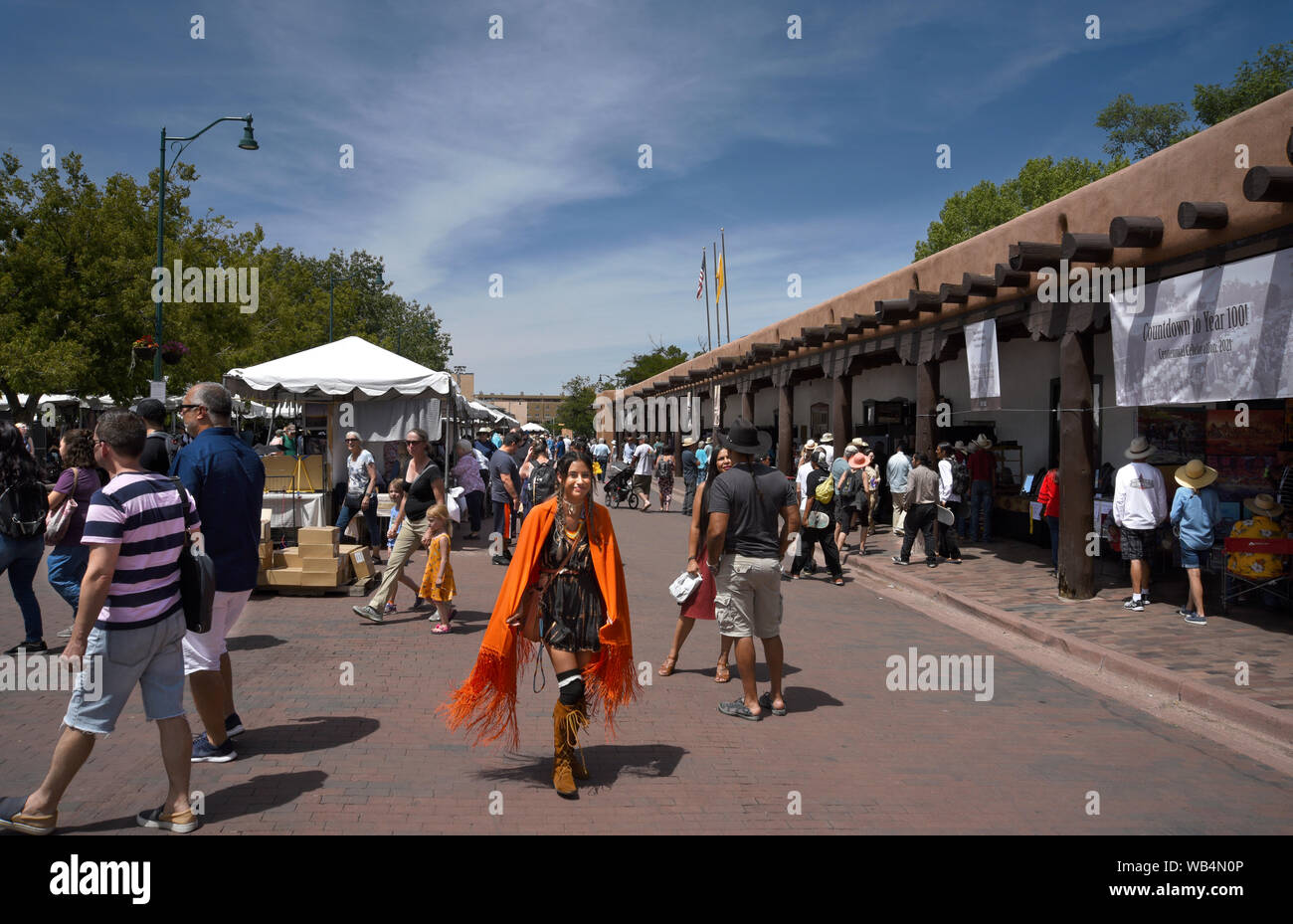 Touristen genießen den Besuch der jährlichen Santa Fe indischen Markt in New Mexico USA. Stockfoto