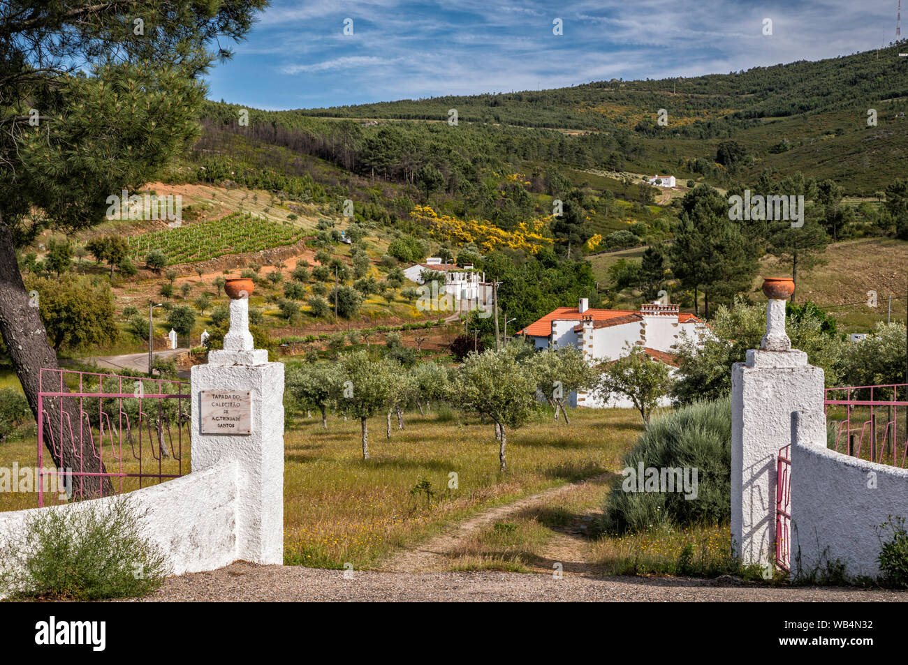 Gateway am Eingang in der Nähe von Dorf Reguengo, Serra de Sao Mamede Naturpark, Portalegre, Alto Alentejo, Portugal zu Hof Stockfoto