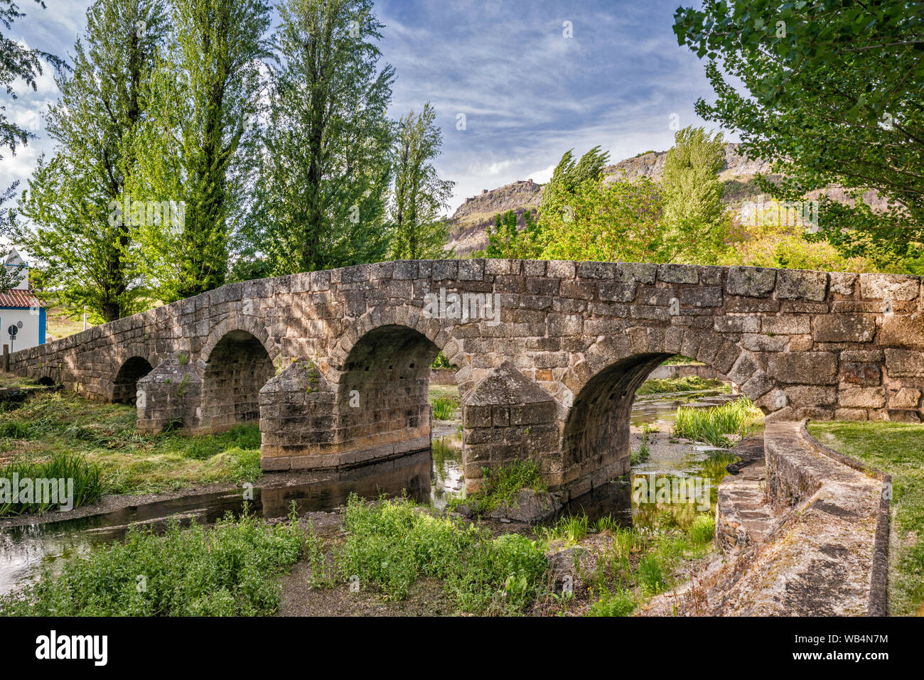 Römische Brücke über den Rio Sever in Dorf Portagem, Serra de Sao Mamede Naturpark, Portalegre, Alto Alentejo, Portugal Stockfoto