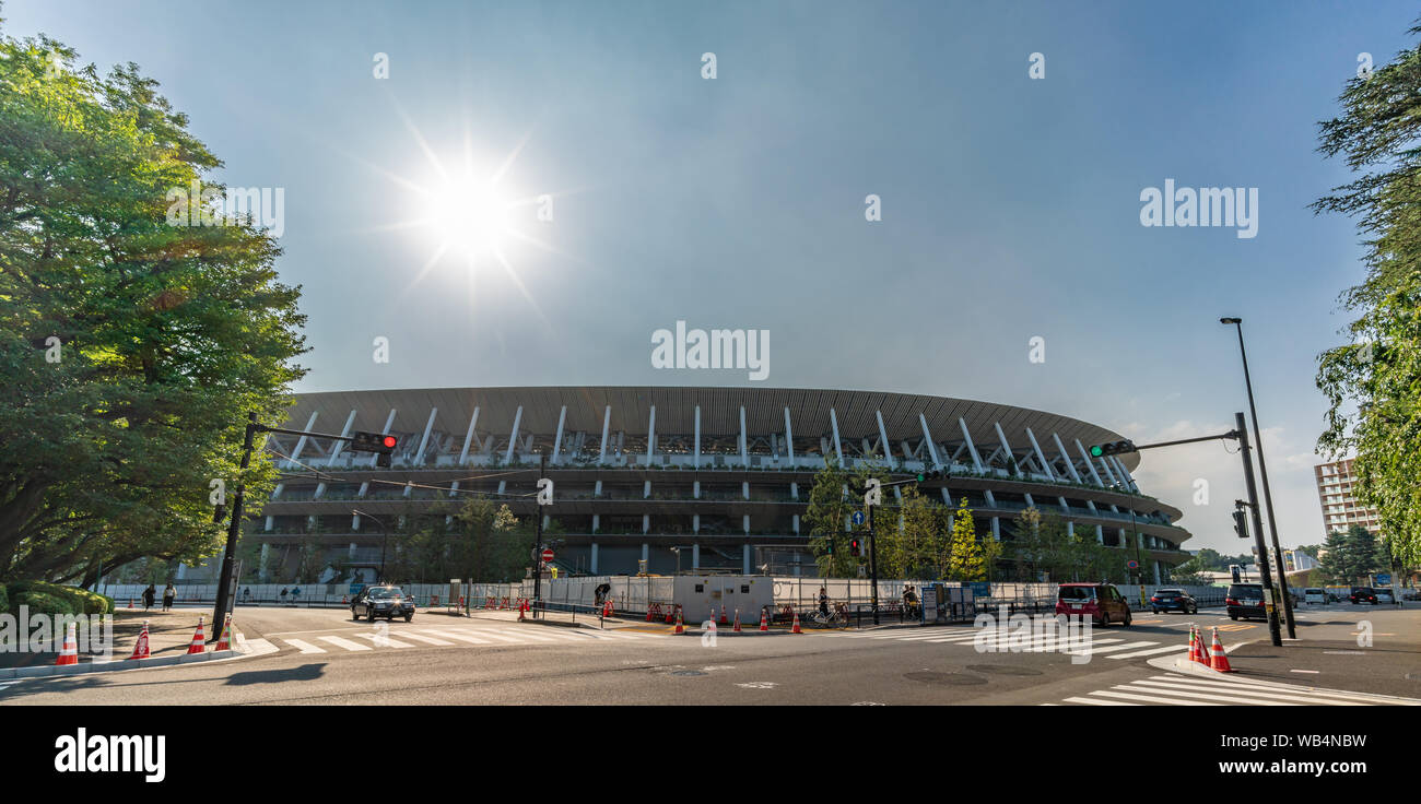 Tokyo, Japan - 17. August 2019: Panoramablick auf Tokio neuen National Stadium (Shin kokuritsu kyogijo) im Bau. Vom Architekten Kengo konzipiert Stockfoto