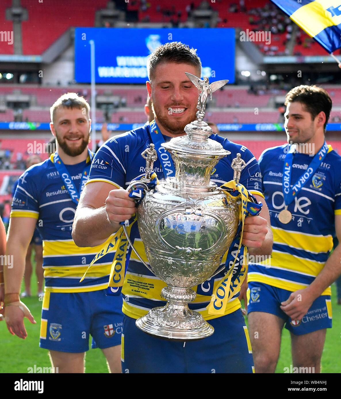 London, Großbritannien. 24 August, 2019. Wembley Stadion, London, England; Rugby Football League Coral das Endspiel um den Challenge Cup, Warrington Wolves gegen St Helens; Tom Lineham von Warrington Wolves bereitet den Challenge Cup zu heben nach seiner Seite beat St Helens 4 - 18 im Finale im Wembley - redaktionelle Verwendung. Credit: Aktion Plus Sport Bilder/Alamy Live News Credit: Aktion Plus Sport Bilder/Alamy leben Nachrichten Stockfoto