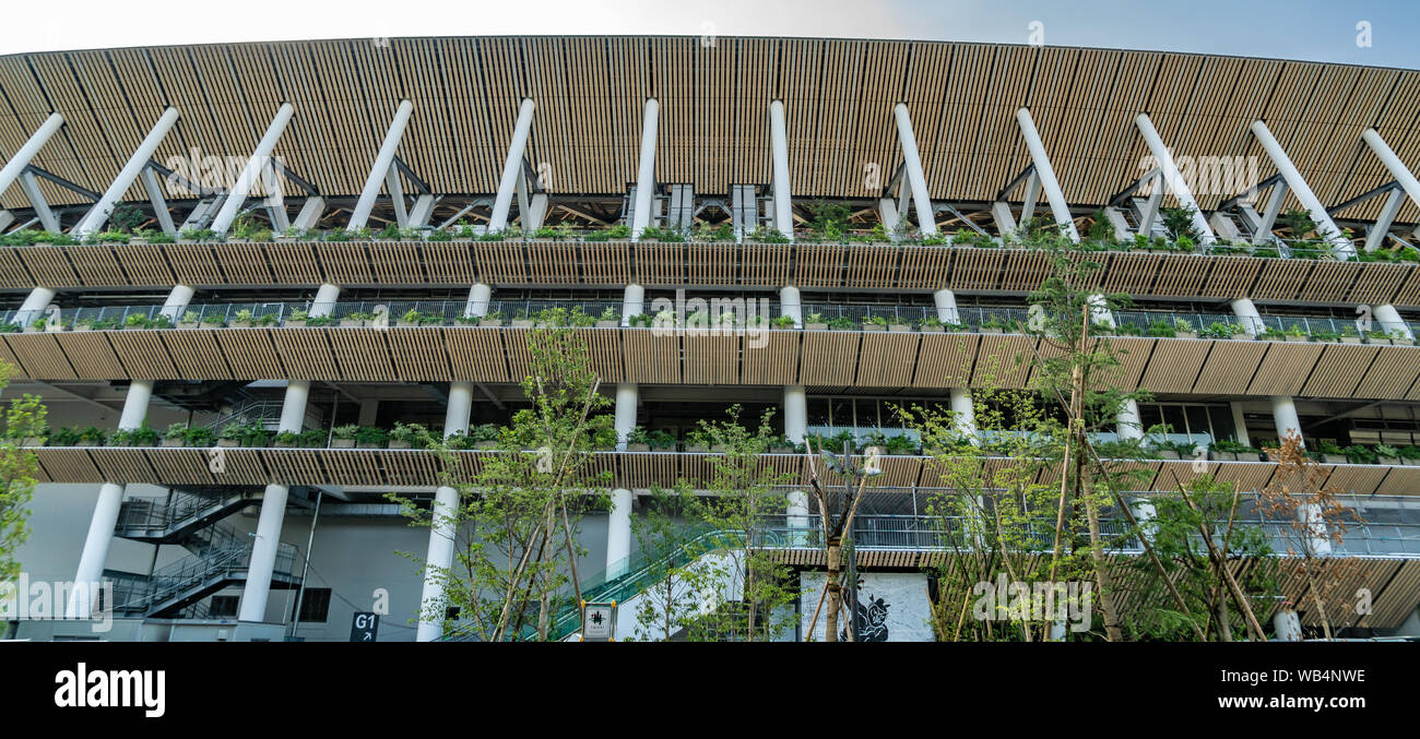 Tokyo, Japan - 17. August 2019: Detail von Tokyo neuen National Stadium (Shin kokuritsu kyogijo). Vom Architekten Kengo Kuma für die 2020 Sommer O konzipiert Stockfoto