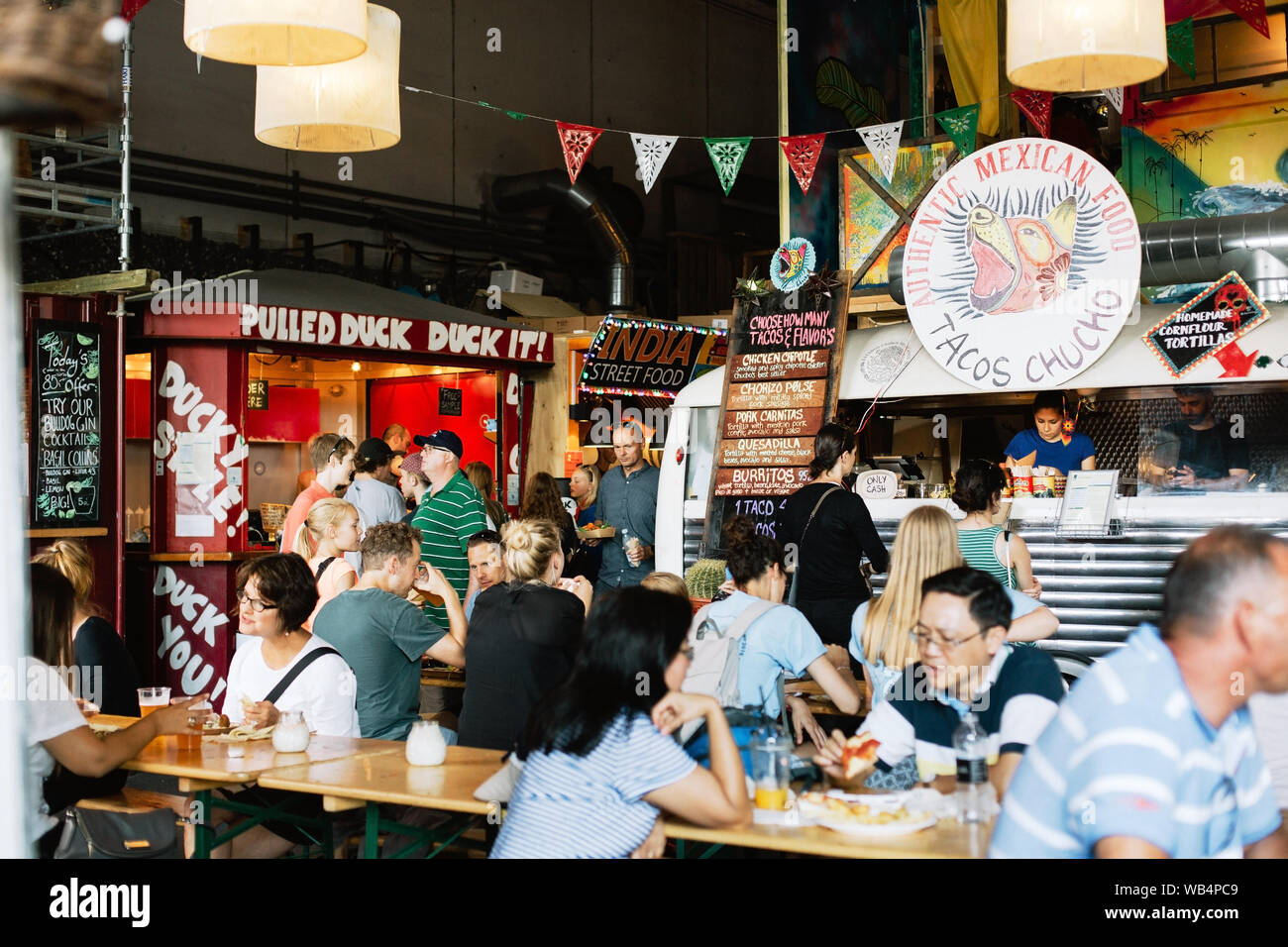 Kopenhagen, Dänemark - Juli 19., 2016: die Menschen kaufen und essen bei Papirøen, einer lokalen Lebensmittelmarkt auf dem Papier Insel Stockfoto