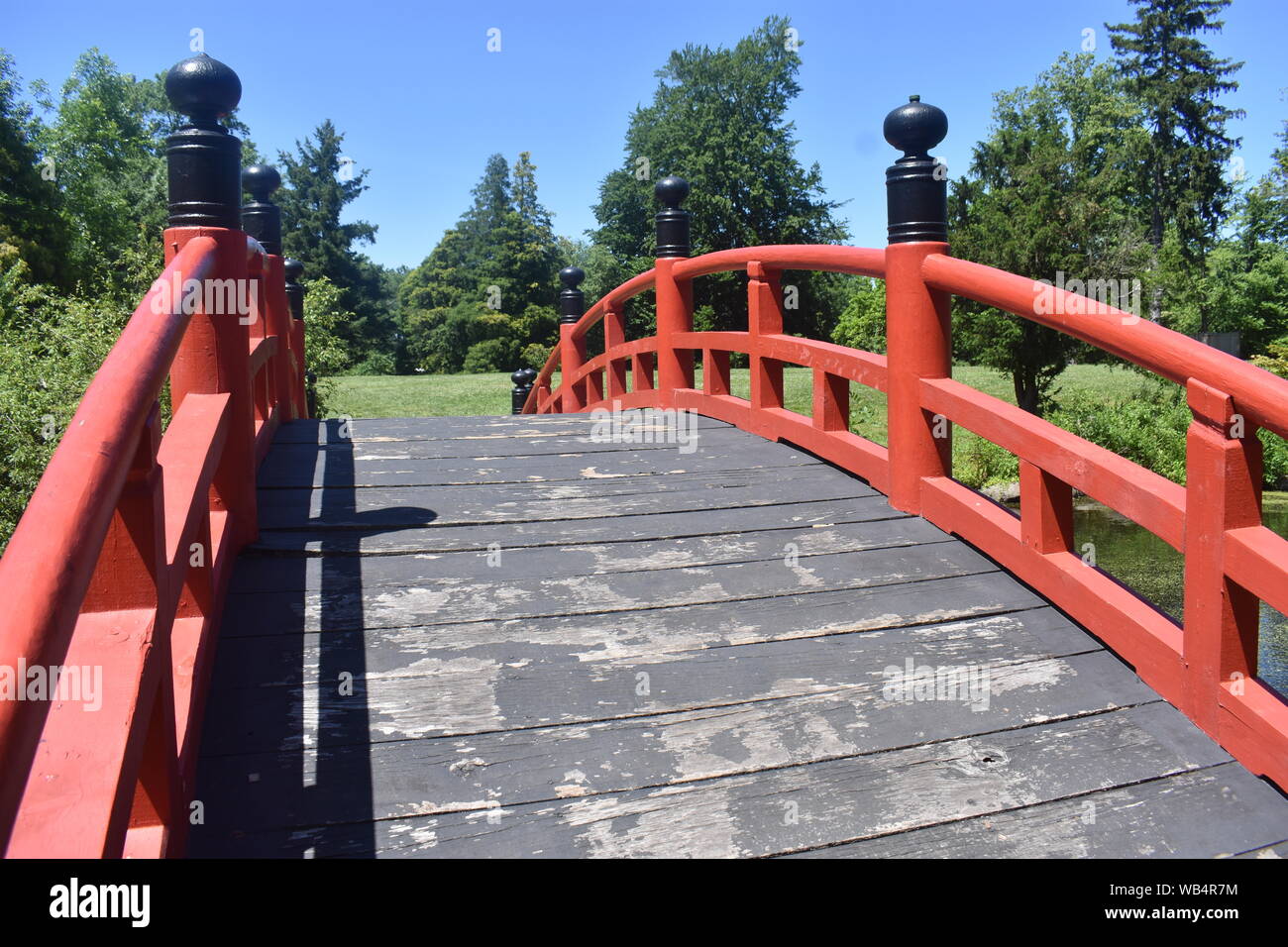 Rote hölzerne Brücke in einem japanischen Meditationsgarten am Herzog Farmen, Hillsborough, New Jersey-03 Stockfoto