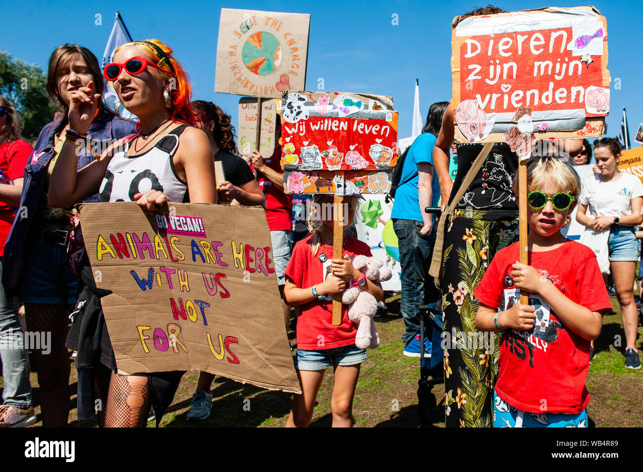 Zwei Kinder halten Plakate hoch, da sie während der Demonstration nehmen. Das ist das zweite Mal, dass die Rechte der Tiere März in den Niederlanden stattgefunden hat. Tausende Tierfreunde in Amsterdam versammelt, oben zu stehen und sprechen sich gegen alle Formen, in denen Tiere verwendet werden, missbraucht und ausgebeutet. Stockfoto