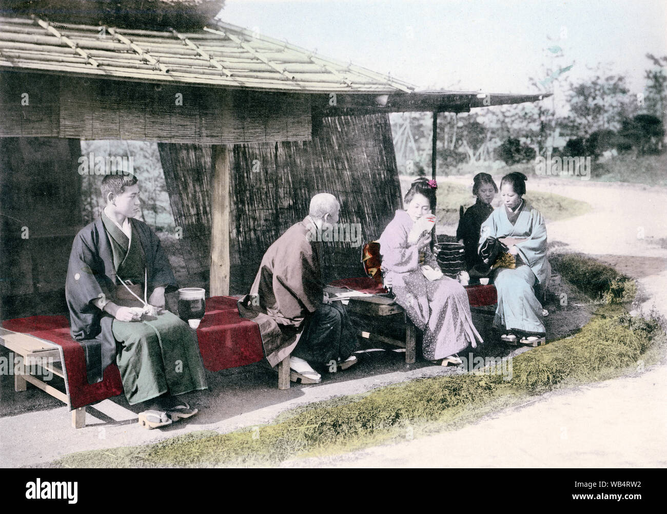 [1900s Japan - arrangierte Ehe Treffen] - Japanische Ehe: Vermittlung einer Ehe. Arrangierte Ehen sind aufgerufen omiai. Dieses Bild stammt aus "Die Zeremonien eines japanischen Ehe", 1905 veröffentlicht (Meiji 38) von Kobe Fotograf Teijiro Takagi. Original text: "Beide Parteien am Tee-Haus, so dass Sie kann eine Stellungnahme zu anderen Aussehen Express." 20. Jahrhundert vintage Lichtdruck drucken. Stockfoto