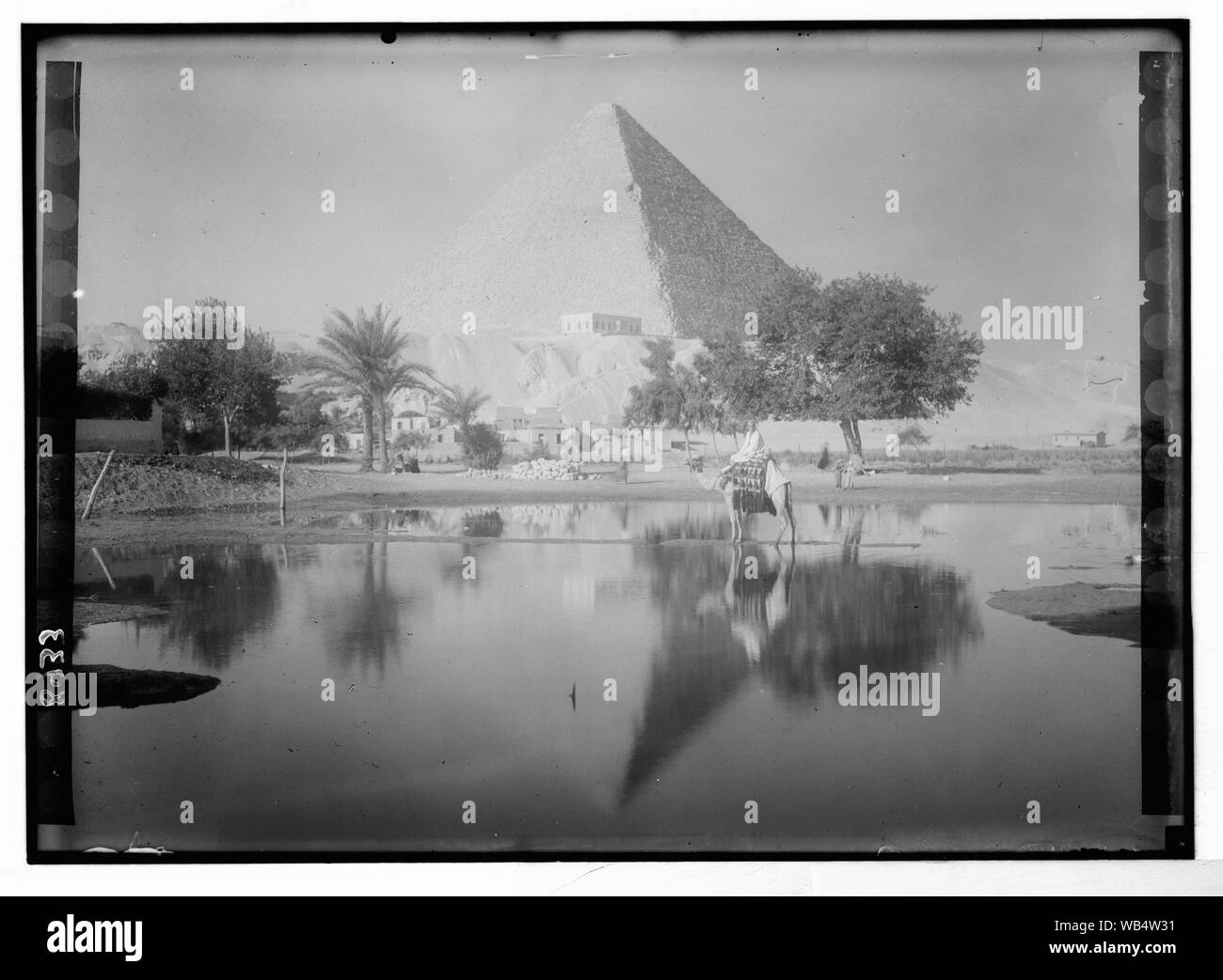 Ägypten. Pyramiden von Gizeh. Die Große Pyramide. Die Pyramide & montiert camelman Abstract / Medium: G. Eric und Edith Matson Fotosammlung Stockfoto