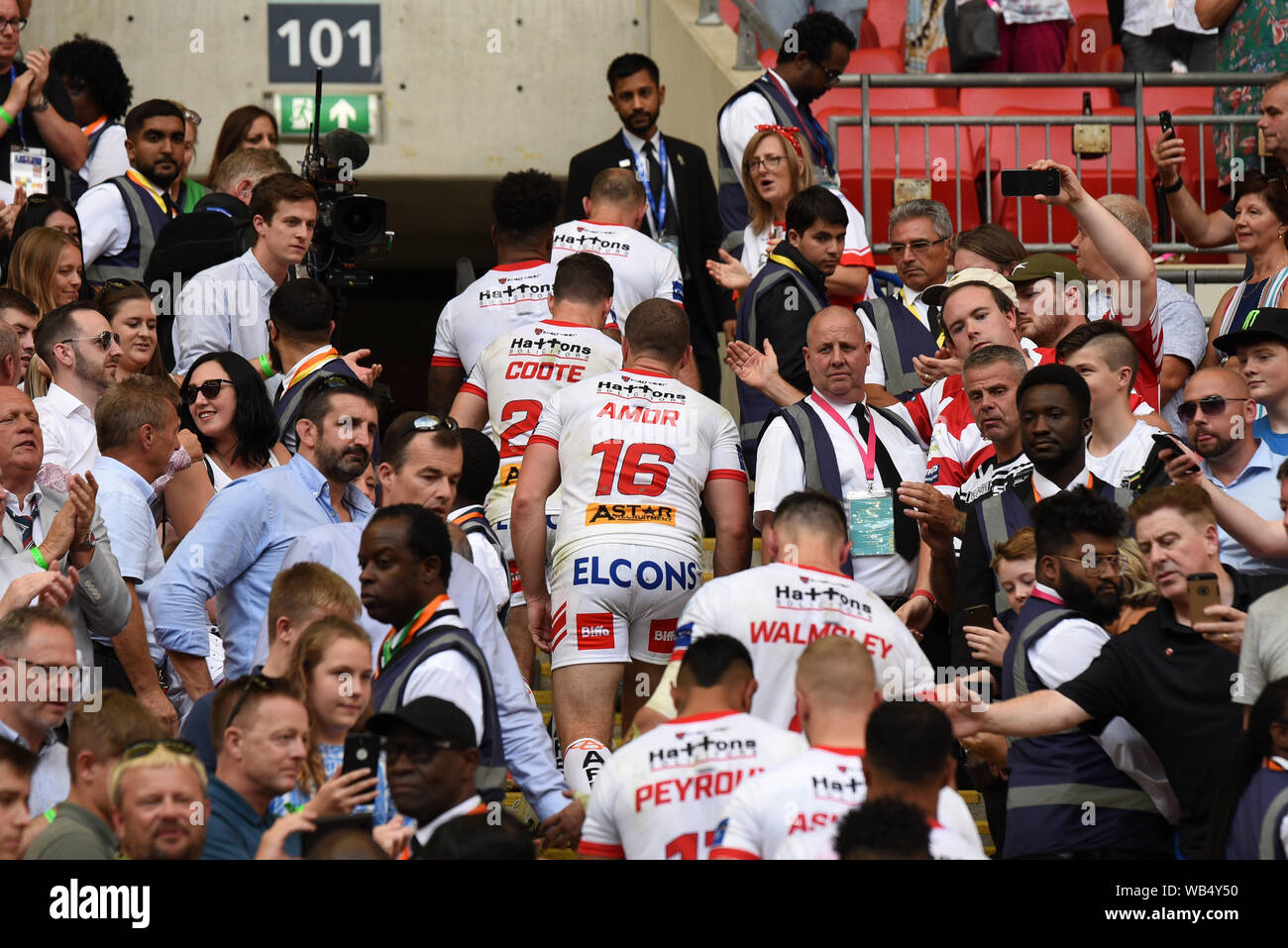 London, Großbritannien. 24. August 2019; Wembley Stadion, London, England; Rugby Football League Coral das Endspiel um den Challenge Cup, Warrington Wolves gegen St Helens; Die St Helens Spieler besteigen Sie den berühmten Wembley Schritte ihre Nächstplatzierten Medaillen zu sammeln nach dem Verlust zu Warrington Wölfe 4 - 18 in den Challenge Cup Final - redaktionelle Verwendung. Credit: Aktion Plus Sport Bilder/Alamy leben Nachrichten Stockfoto