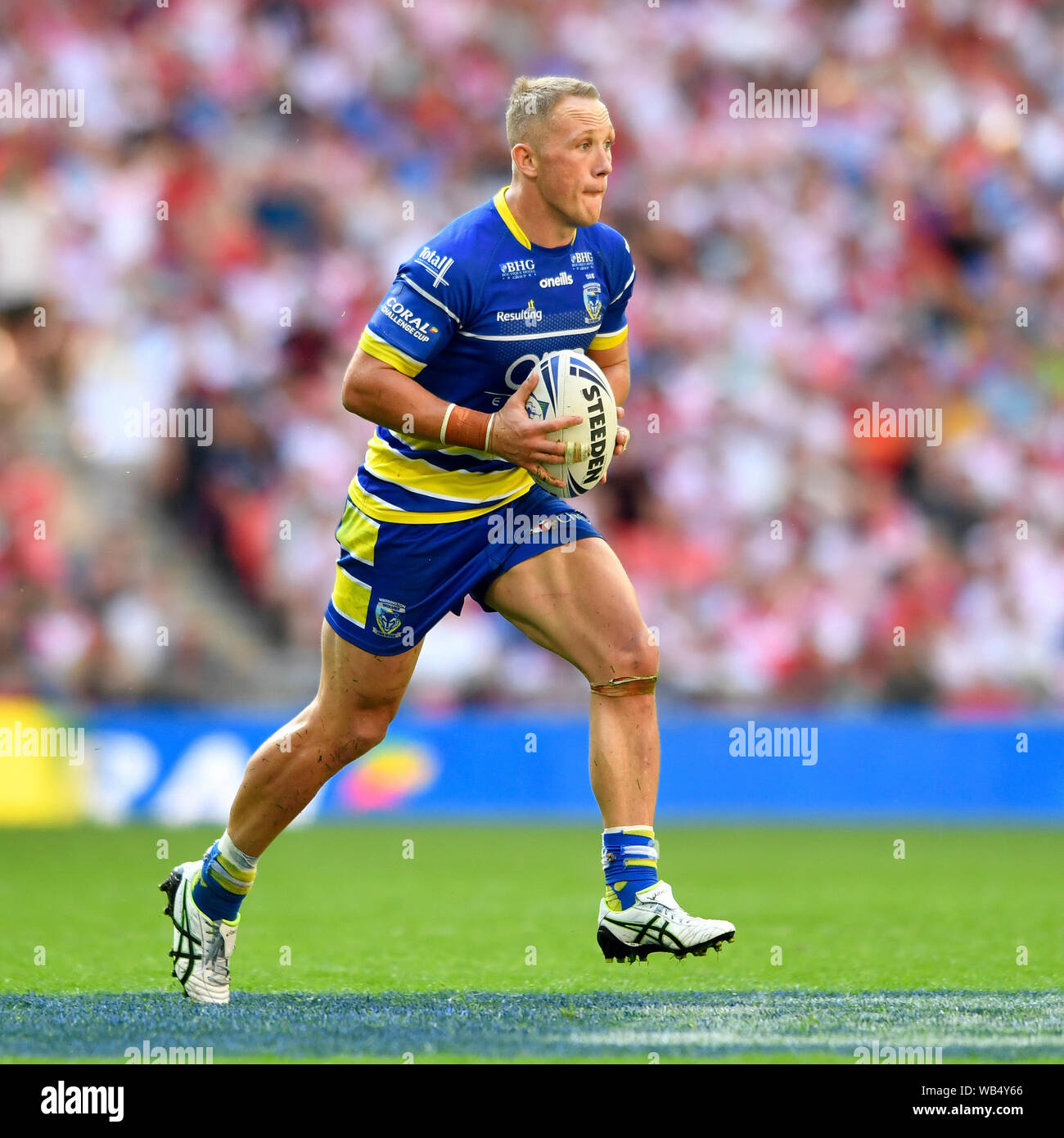 London, Großbritannien. 24. August 2019; Wembley Stadion, London, England; Rugby Football League Coral das Endspiel um den Challenge Cup, Warrington Wolves gegen St Helens; Jason Clark von Warrington Wolves läuft nach vorne mit dem Ball - redaktionelle Verwendung. Credit: Aktion Plus Sport Bilder/Alamy leben Nachrichten Stockfoto