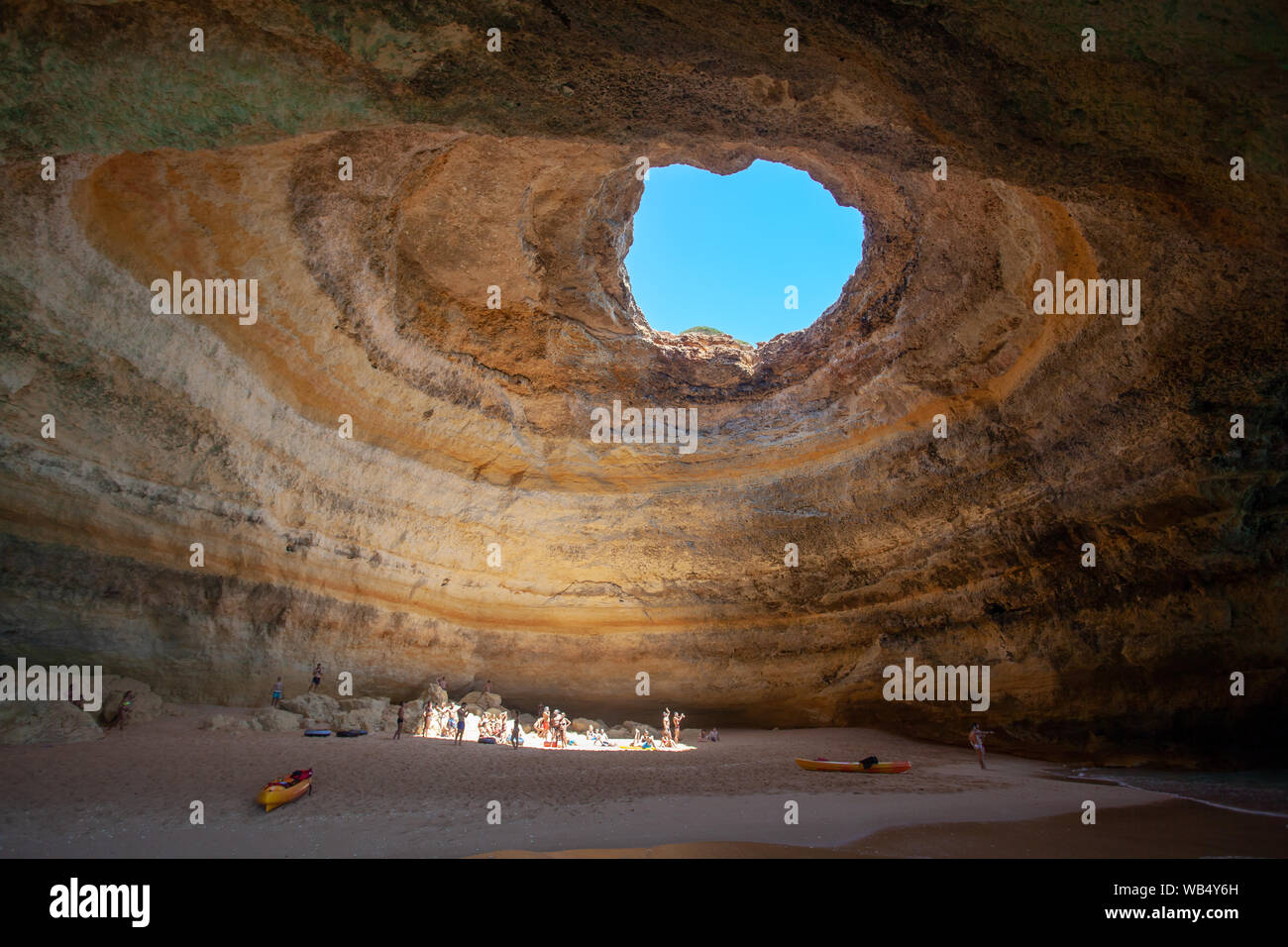 Die atemberaubende und ikonische Benagil-Höhle, auch bekannt als „Algar de Benagil“, im Bezirk Lagoa an der Algarve im Süden Portugals Stockfoto