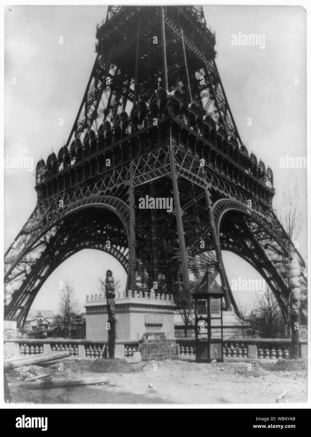 Eiffelturm; Foto zeigt den unteren Abschnitt des Eiffelturms und Unverbauten PLAZA unter. Stockfoto