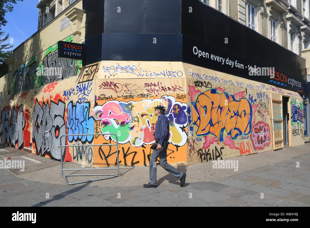 London, Großbritannien. 24 Aug, 2019. Ein lokaler Supermarkt Tesco in Ladbroke Grove, für die Sicherheit vor der Notting Hill Carnival, Europas größte Street Festival feiert Westindische und karibischen Kultur mit Paraden in West London geentert, es voraussichtlich 1 Mio. Besuchern ein Wochenende zu gewinnen. Credit: Amer Ghazzal/SOPA Images/ZUMA Draht/Alamy leben Nachrichten Stockfoto