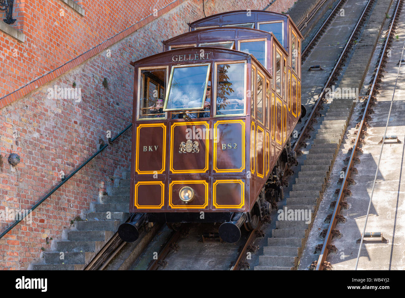 Standseilbahn mit Touristen zu Schloss Buda in Budapest gehen Stockfoto