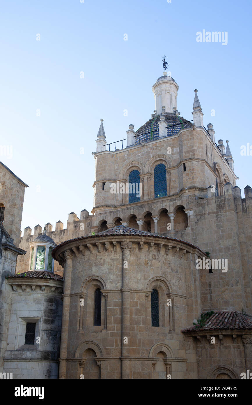 Die Laterne - Turm der Alten Kathedrale von Coimbra (Sé Velha de Coimbra), eine katholische Kirche in der Altstadt von Coimbra in Portugal. Stockfoto