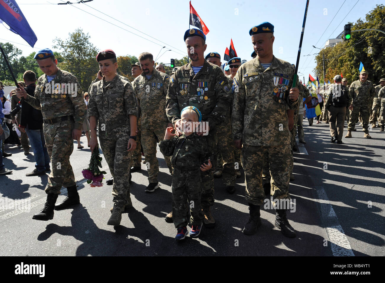 Eastern-Ukrainian Konflikt Veteranen Teil während der März der Verteidiger nehmen den 28. Jahrestag der Unabhängigkeit der Ukraine Tag in der Innenstadt von Kiew zu markieren. Ukrainer Mark zum 28. Jahrestag der Unabhängigkeit der Ukraine von der Sowjetunion seit 1991. Stockfoto