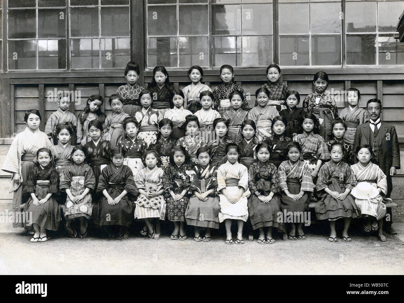 [1910s Japan - Japanische Grundschule Mädchen] - Grundschule Mädchen im Kimono und Hakama für eine formelle Gruppe Foto dar. 20. Jahrhundert vintage Silbergelatineabzug. Stockfoto