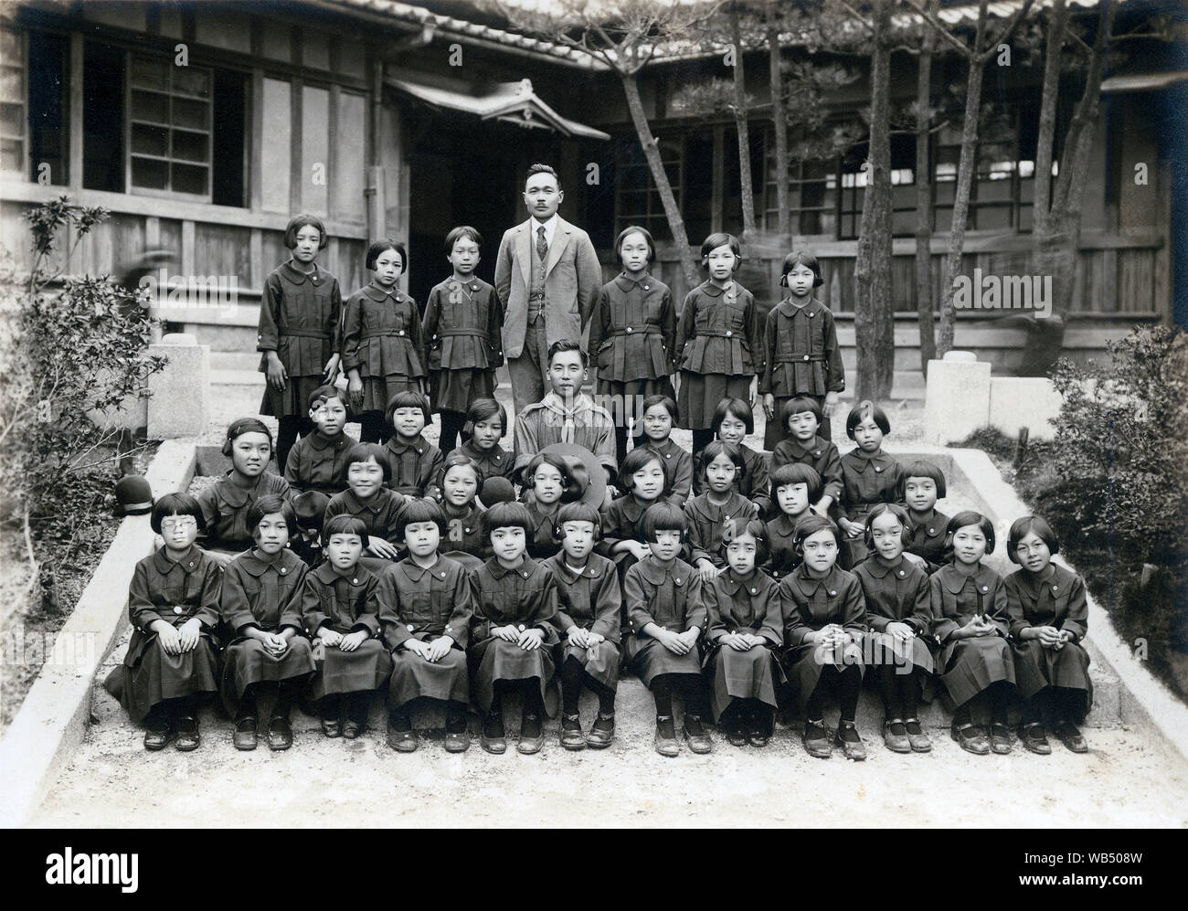 [1920s Japan - Japanische Grundschule Mädchen] - Grundschule Mädchen in Uniform für eine formelle Gruppe Foto dar. 20. Jahrhundert vintage Silbergelatineabzug. Stockfoto