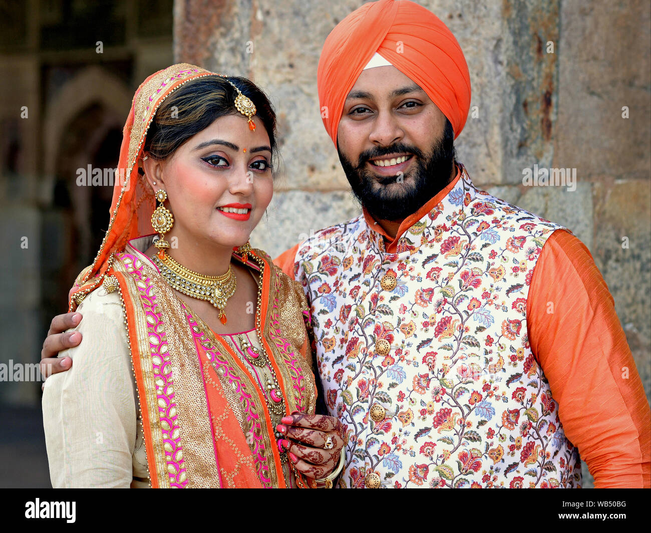 Stilvolle Sikh (Punjabi) Braut und Bräutigam in traditionellen kulturellen Ausstattung für eine Hochzeit Fotographie darstellen. Stockfoto