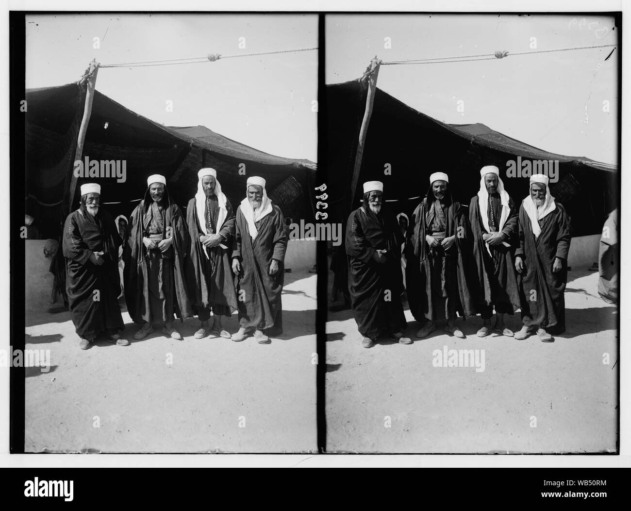 & Wadi Sirhan El-Azrak in der Arabischen Wüste. [D. h., Drusen Drusen] politische Flüchtlinge von Jebel Druse (Die hauran). Druse Scheichs oder ein 'Kil. Männer in typischen Druse kostüm Abstract / Medium: G. Eric und Edith Matson Fotosammlung Stockfoto