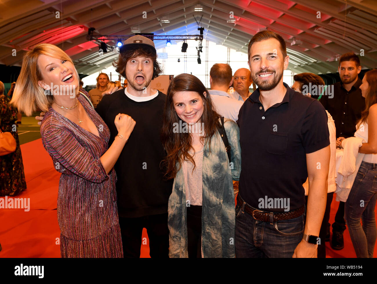 Gehen, Österreich. 24 Aug, 2019. Model Monica Ivancan Meier (l) ihr Mann Christian Meier (r) und Schauspielerin Joyce Ilg (2. von rechts) mit Blogger Chris Halb 12 (2. von links) sind in der Halle des Bio Stand- und Wellnessresort Stanglwirt. Credit: Felix Hörhager/dpa/Alamy leben Nachrichten Stockfoto