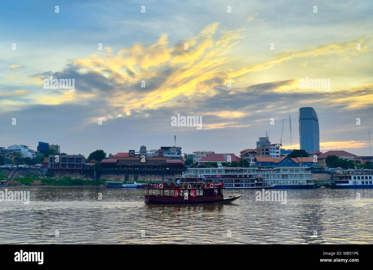 Phnom Penh Sunset City Skyline von Mekong Fluss, Kambodscha Stockfoto