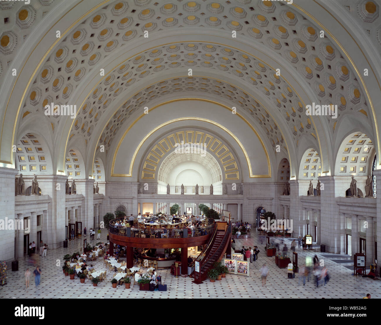 Erhöhte restaurant Plattform in der Haupthalle Warteraum im Rahmen eines Großhandel Renovierung von Union Station, Washington, D.C hinzugefügt Stockfoto
