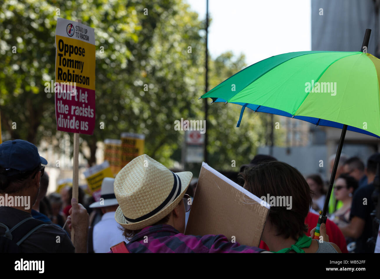 London, Großbritannien. 24. August 2019. Die Teilnehmer besuchen einen Protest vor der polnischen Botschaft in London, an einer Demonstration gegen die Gewalt gegen die LGBT Gemeinschaft in Polen angeblich durch die regierende Partei Recht und Gerechtigkeit gefördert. Credit: Joe Kuis/Alamy Nachrichten Stockfoto