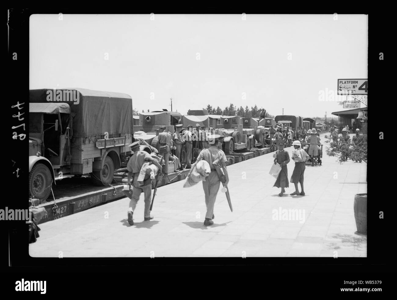 11 Huzars Ankunft am Ludd. Zug Last der gepanzerte Fahrzeuge usw. Am Lydda Kreuzung aus Ägypten mit der 11 Huzars am Juli 15, 1938 Abstract / Medium: G. Eric und Edith Matson Fotosammlung Stockfoto