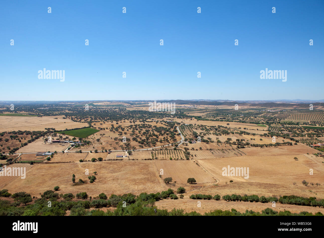 Blick auf die Landschaft und die Felder in der Umgebung des Dorfes Monsaraz im Alentejo, Portugal. Stockfoto