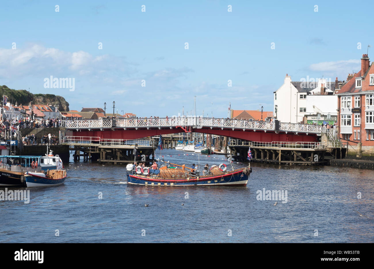Restaurierte RNLI lifeboat RNLB Mary Ann Hepworth vor der Drehbrücke, Whitby, North Yorkshire, England, Großbritannien Stockfoto Restaurierte RNLI lifeboat RNLB Mary Ann Hepworth vor der Drehbrücke, Whitby, North Yorkshire, England, Großbritannien Stockfoto
