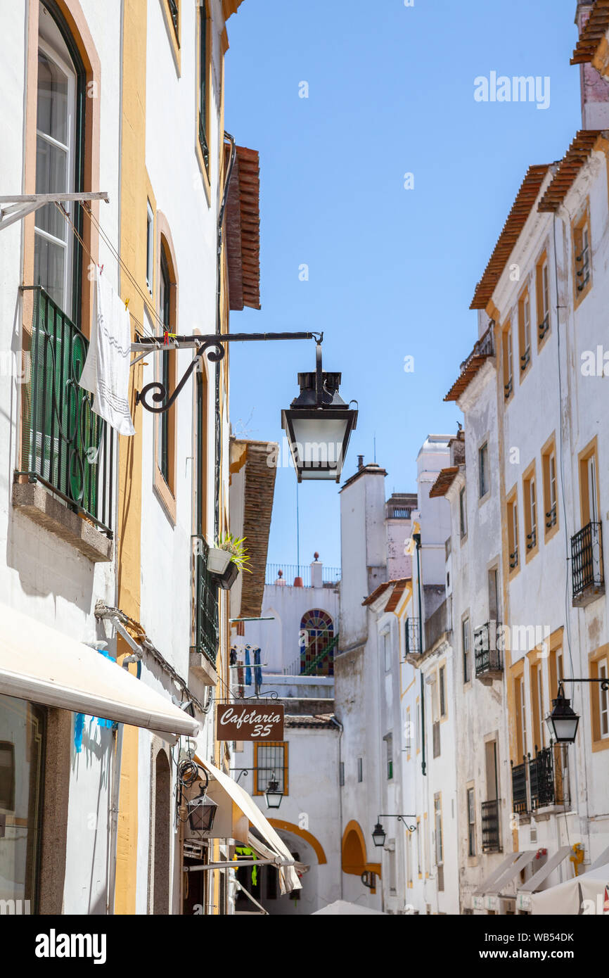 Die weiß getünchten Häuser in den Straßen der mittelalterlichen Stadt Évora in der Region Alentejo, Portugal. Stockfoto
