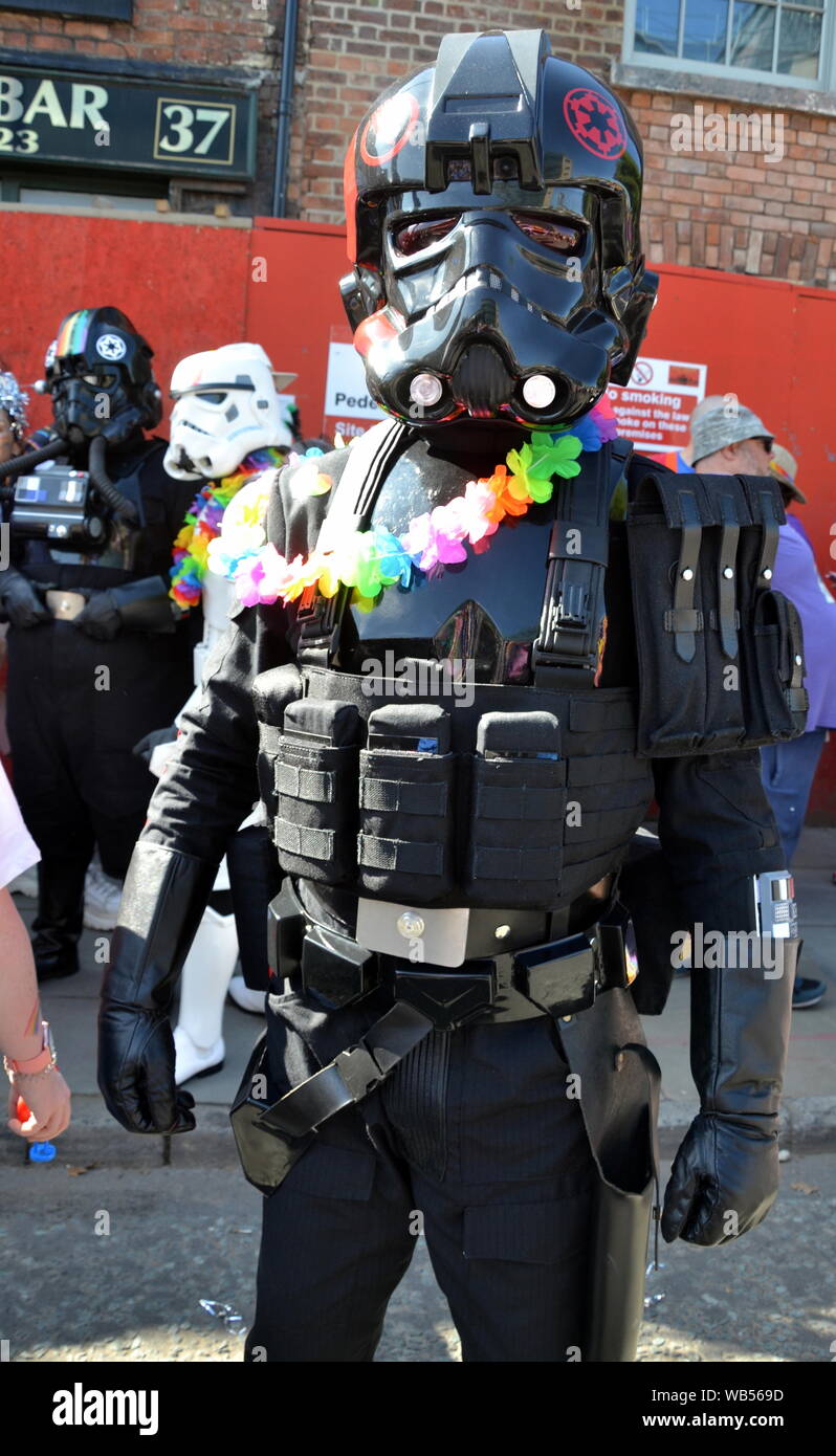 Ein Star Wars-Teilnehmer bei der LGBT Pride Parade in Manchester, Großbritannien, am 24. August 2019 durch das Stadtzentrum von Manchester. Tausende von Menschen säumten die Straßen, um die Parade zu beobachten. Stockfoto