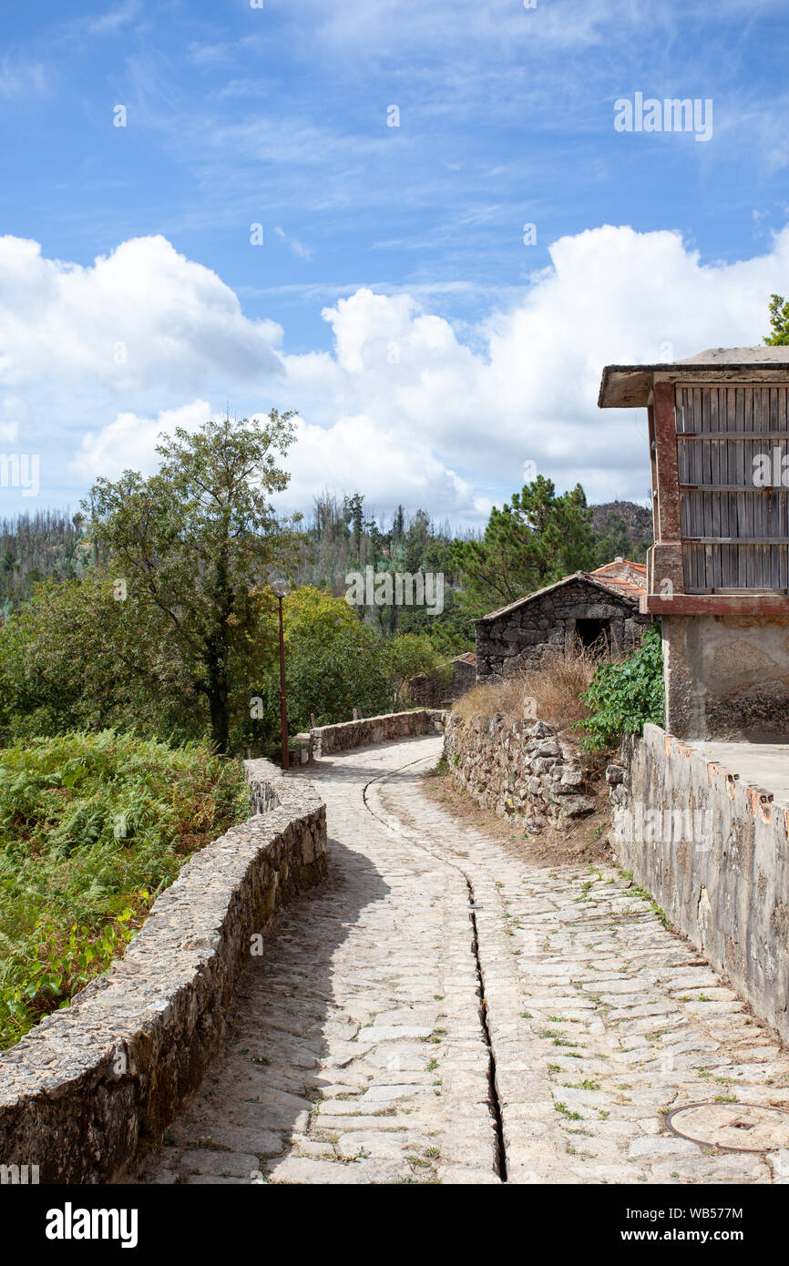 Das ländliche Dorf Trebilhadouro liegt an der Westseite der Serra da Freita, einem Berg im Bezirk Vale de Cambra im Norden Portugals. Stockfoto