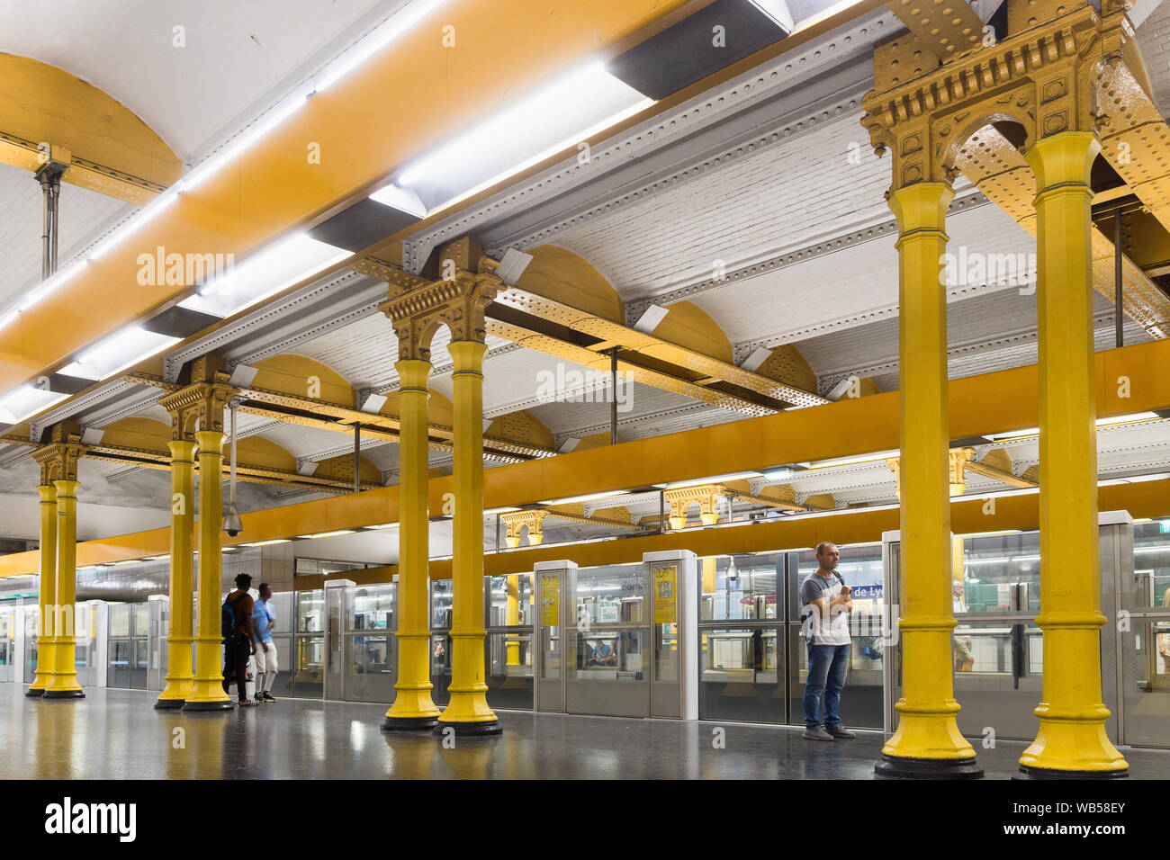 Pariser Metro Station - Pariser warten auf die U-Bahn Linie Nr. 1 im La Gare de Lyon entfernt. Frankreich, Europa. Stockfoto