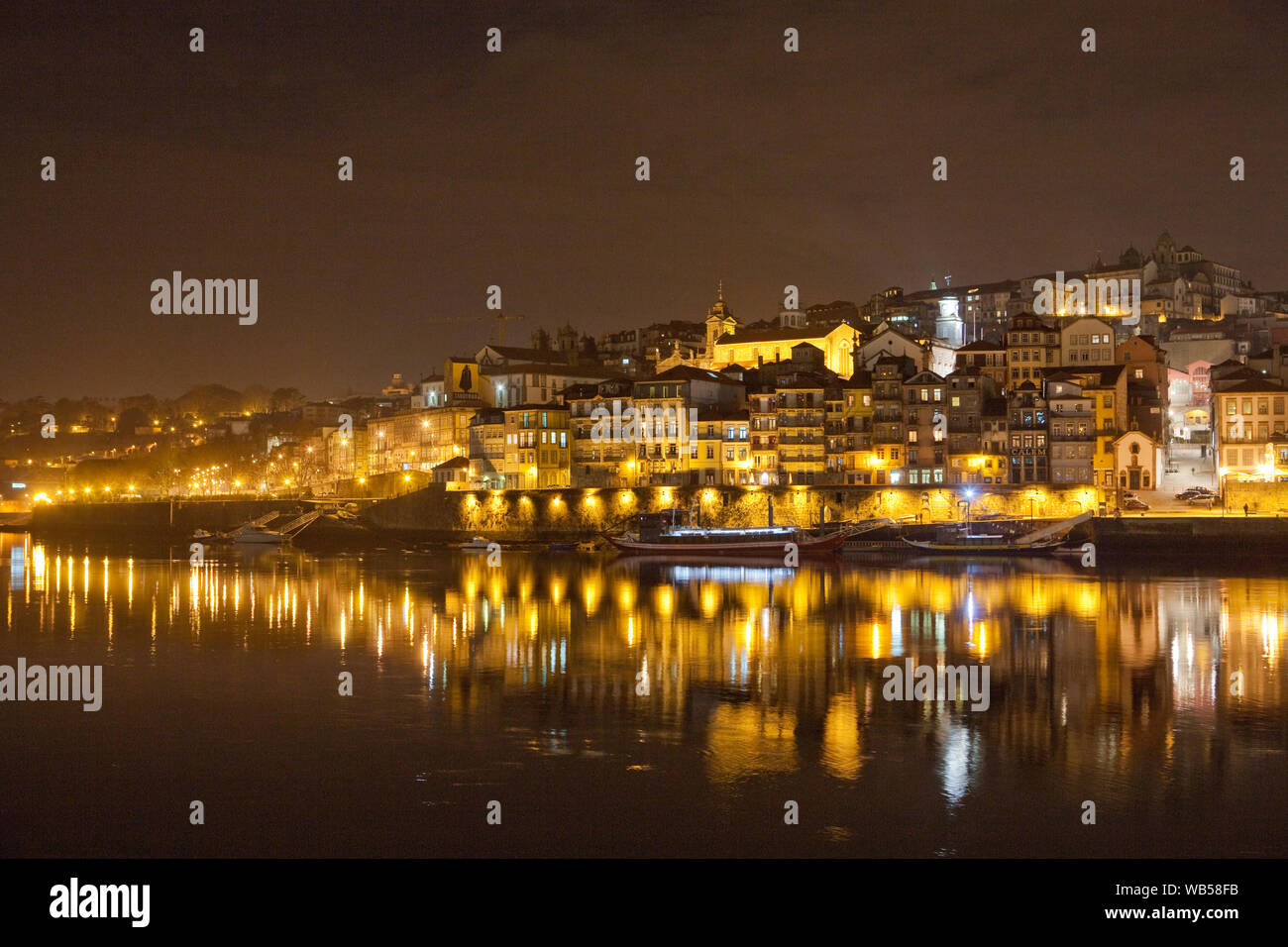 Der Fluss Douro (Rio Douro) und die malerische Stadt Porto, bei Nacht, Portugal. Stockfoto