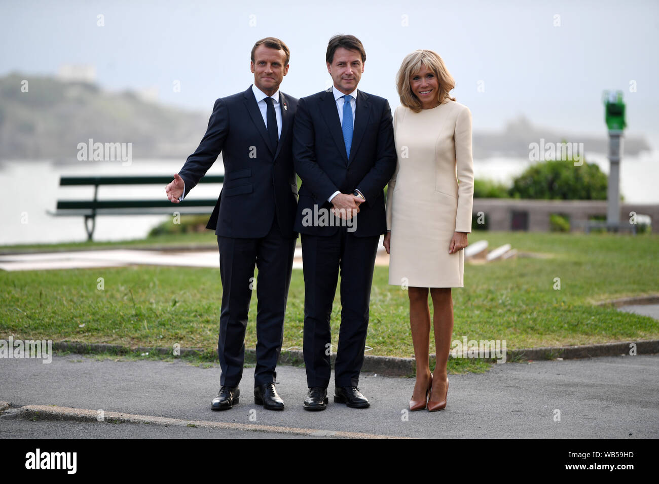 Der französische Präsident Emmanuel Längestrich und seine Frau Brigitte Willkommen italienische Ministerpräsident Giuseppe Conte (Mitte), bei der offiziellen Begrüßung während der G7-Gipfel in Biarritz, Frankreich. Stockfoto