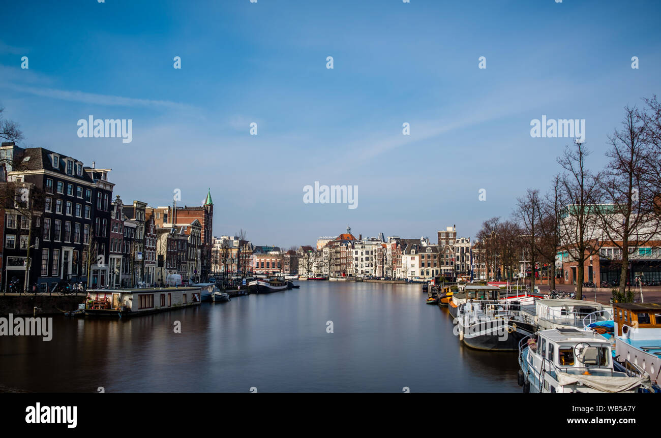 Lange Belichtung Blick über das Wasser in Amsterdam Amstel im Herbst an einem hellen Tag mit bootshäuser Stockfoto