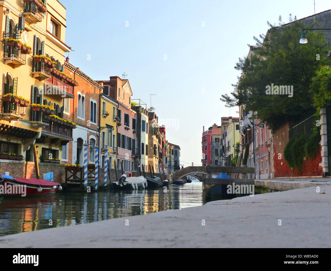 Farbenfrohe Gebäude entlang des Rio de S.Vio in einer ruhigen Ecke von Venedig Stockfoto