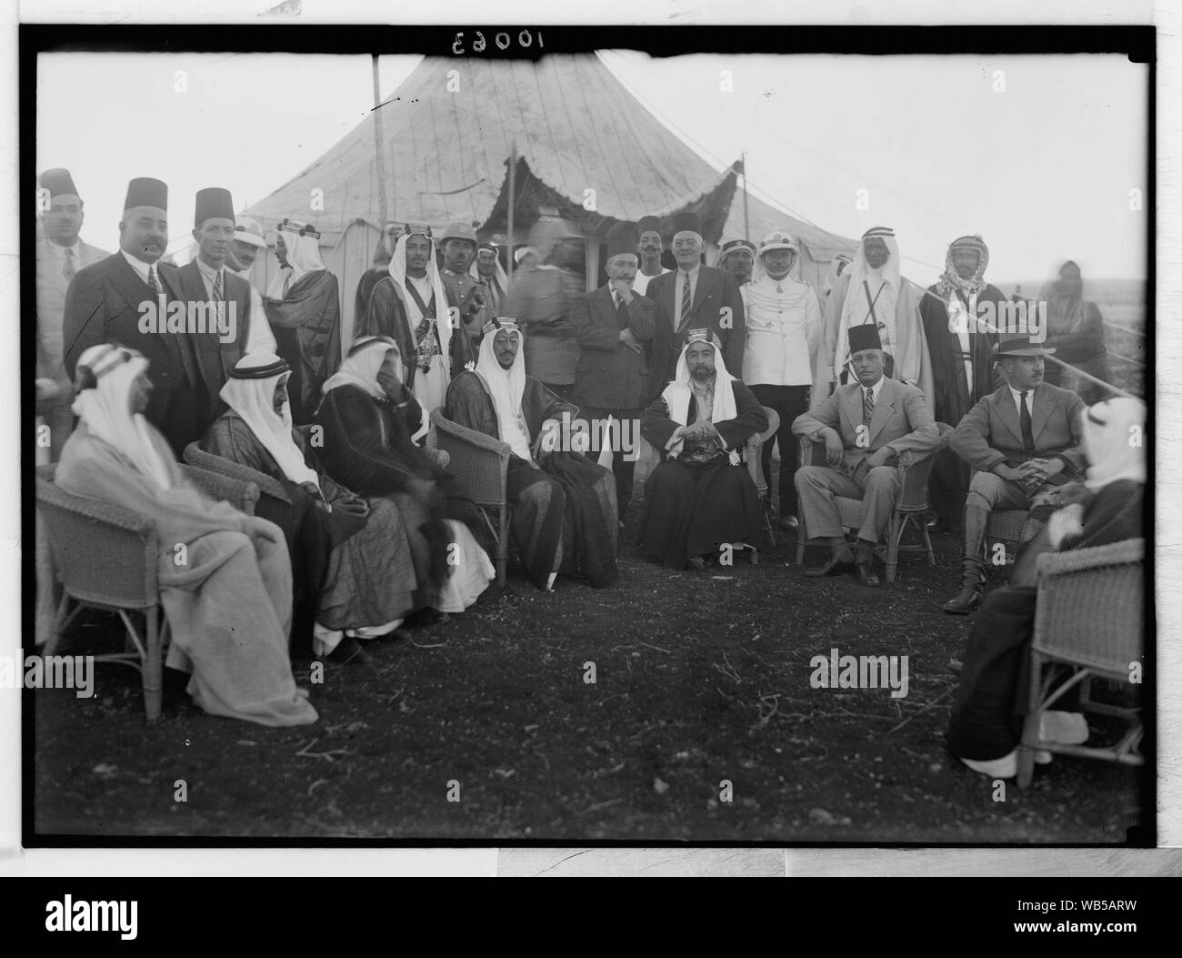 Emir Saud besuchen zu Emir Abdullah in Amman. Gruppe vor der Rezeption Zelt. Emir Saud & Abdullah mit britischen Repräsentanten, etc. Abstract / Medium: G. Eric und Edith Matson Fotosammlung Stockfoto