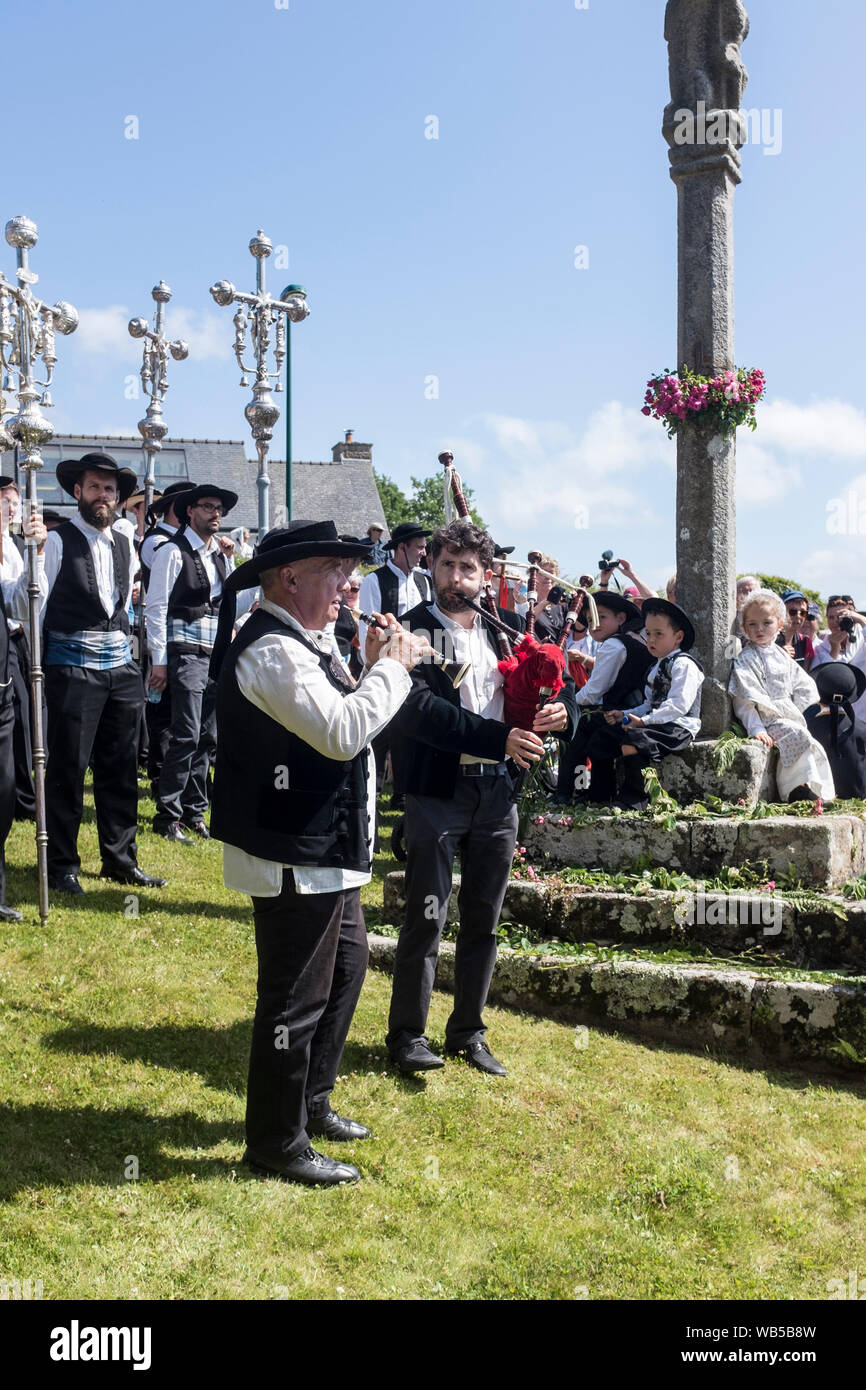 Zelebranten mit traditionellen bretonischen Instrumenten während der begnadigung von Feuer im Dorf St. Jean du Doigt, Bretagne, Frankreich. Eine Begnadigung ist ein typisch bretonische Form der Wallfahrt und eines der traditionsreichsten Demonstrationen der beliebten Katholizismus in der Bretagne. Stockfoto