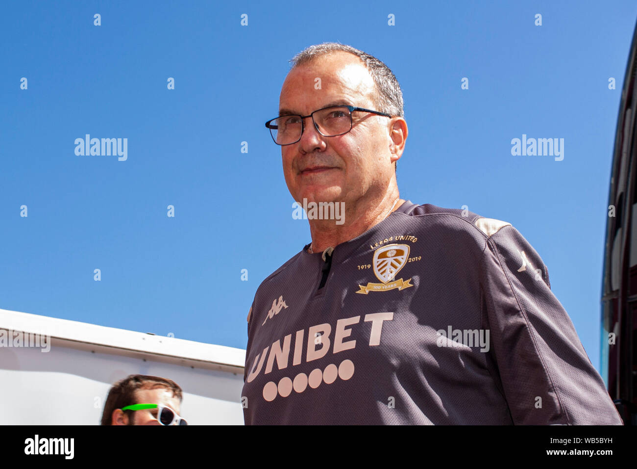 Stoke-on-Trent, Großbritannien. 24 Aug, 2019. Leeds United Manager Marcelo Bielsa kommt an der Bet365 Stadion. EFL Skybet Meisterschaft übereinstimmen, Stoke City v Leeds United auf der Bet365-Stadion in Stoke on Trent am Samstag, den 24. August 2019. Dieses Bild dürfen nur für redaktionelle Zwecke verwendet werden. Nur die redaktionelle Nutzung, eine Lizenz für die gewerbliche Nutzung erforderlich. Keine Verwendung in Wetten, Spiele oder einer einzelnen Verein/Liga/player Publikationen. pic von Lewis Mitchell/Andrew Orchard sport Fotografie/Alamy Live news Credit: Andrew Orchard sport Fotografie/Alamy leben Nachrichten Stockfoto